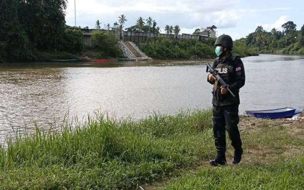 Sungai Golok yang menjadi pemisah antara sempadan Malaysia-Thailand di negeri Kelantan yang bermula dari Jeli sehingga Pengkalan Kubor, Tumpat merupakan lokasi 'panas' aktiviti penyeludupan.