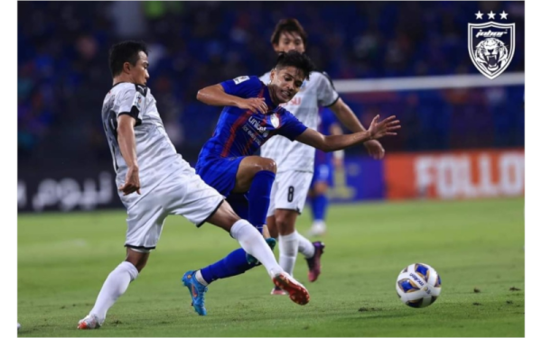 Antara aksi menarik perlawanan JDT-Kawasaki Frontale di Stadium Sultan Ibrahim pada Ahad. - Foto Johor Southern Tigers