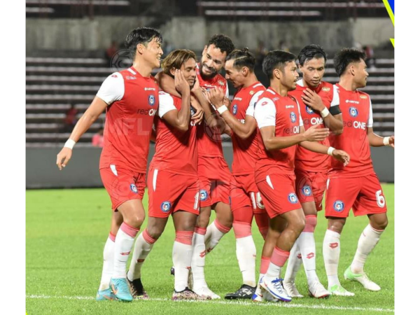 Amri meraikan jaringan bersama pemain Sabah lain ketika berdepan KDA di Likas. - Foto Sabah FC