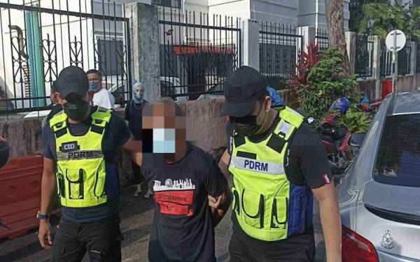 Janting (tengah) dibawa ke Mahkamah Sesyen Johor Bahru pada Isnin.