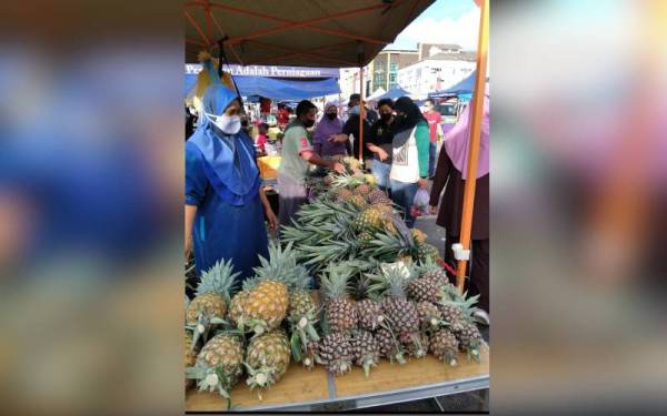 Pasar Tani UTC Kuantan antara lokasi program Jualan Semarak Syawal di Pahang. - Foto FAMA Pahang