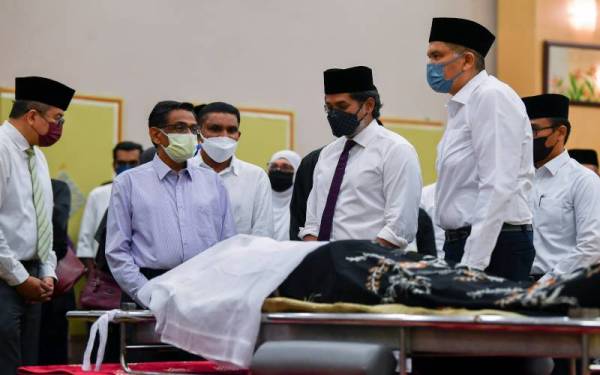 Khairy Jamaluddin dan bekas Menteri Kesihatan Datuk Seri Dr S Subramaniam (dua, kiri) hadir memberi penghormatan terakhir kepada Allahyarham Tan Sri Dr Ali Hamsa di Masjid Tuanku Mizan Zainal Abidin, pada Khamis. - Foto Bernama