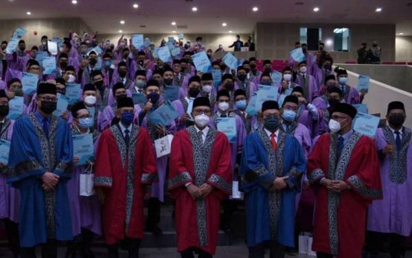 Wan Rosdy (tengah) bersama penjawat awam ha g memperolehi sijil profesional pada Majlis Konvokesyen Pertama Program Profesional Pentadbiran Awam Negeri
Pahang di Auditorium Tuanku Canselor UnIPSAS di sini pada Isnin.