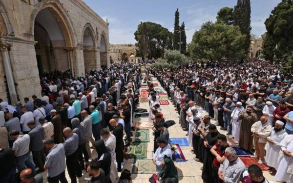 Israel beri jaminan tiada rancangan untuk membahagikan kawasan Haram al-Sharif tersebut mengikut agama. - Foto AFP