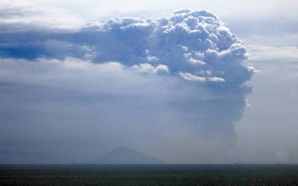 Anak Krakatau memuntahkan debu tebal setinggi 3,000 meter ke permukaan udara pada Ahad. - Foto: AFP