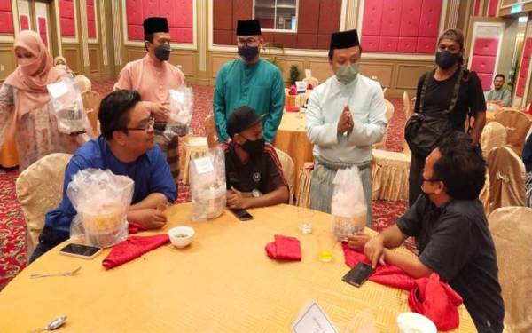 Saiful Zaini (tiga dari kanan) beramah mesra bersama sebahagian pengamal media yang hadir pada majlis berbuka puasa pada Isnin.