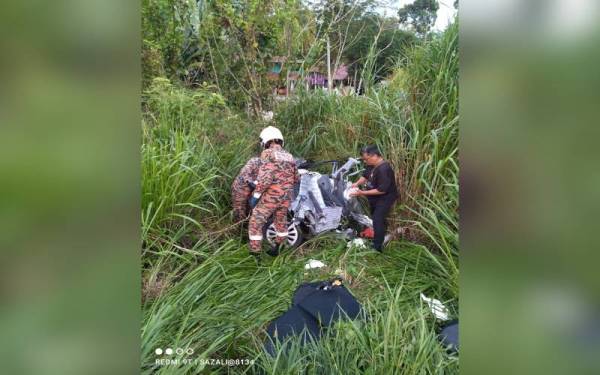 Anggota bomba menjalankan operasi mengeluarkan mangsa yang tersepit di dalam kenderaan. - Foto Ihsan Bomba Perak