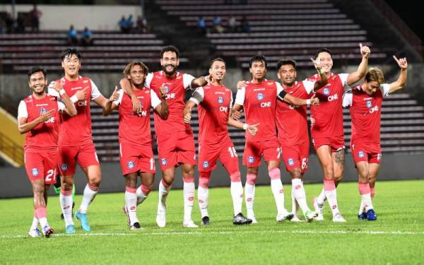 Amri (tiga dari kiri) bersama barisan pemain Sabah FC meraikan jaringannya ketika menentang Kedah Darul Aman FC di Stadium Likas pada Ahad. - Foto Bernama