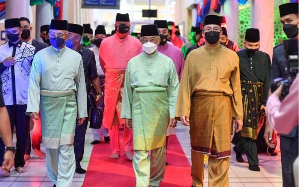 Al-Sultan Abdullah berkenan berangkat tiba pada Majlis Berbuka Puasa bersama warga ATM di Masjid Khalid Al-Walid Jalan Padang Tembak pada Isnin. - Foto Bernama