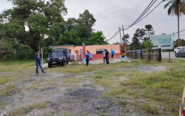 Mayat seorang lelaki tanpa identiti ditemui di sebuah kedai lama Kampung Tanjung Pisang, Jalan Tampin-Gemas pada petang Isnin.