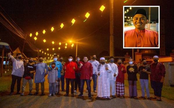 Kah Woh (tengah) bersama sebahagian penduduk Kampung Pasir Puteh melihat keceriaan kampung selepas dipasang lampu hiasan sempena Hari Raya Aidilfitri. (Gambar kecil: Mohamad Noor Riduan)