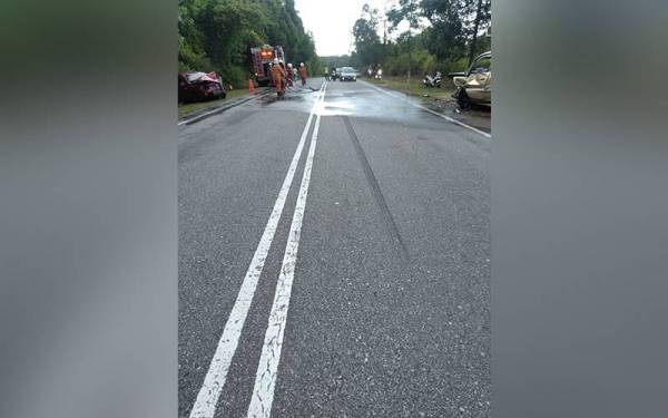 Lokasi kemalangan membabitkan tiga kenderaan yang berlaku di Kampung Air Sejuk, Setiu pada petang Isnin. FOTO: PDRM