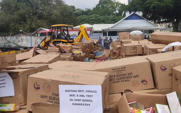 Polis dengan bantuan bomba melupuskan mercun dan bunga api bernilai RM4.17 juta pada Selasa.