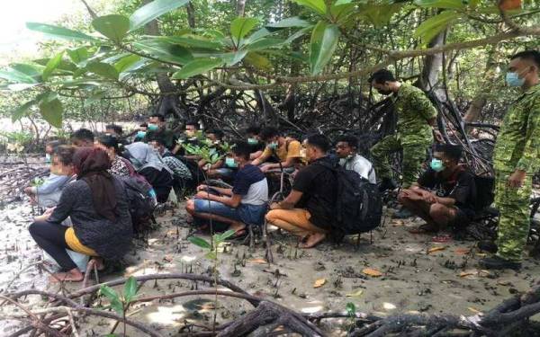 Batalion 4 PGA menahan 19 PATI yang sedang bersembunyi di Kampung Tali Air, Banting pada Selasa.