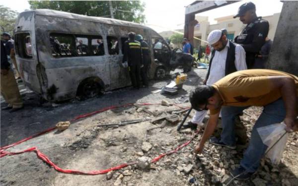 Empat orang maut dan beberapa mangsa cedera dalam satu letupan di premis sebuah universiti di Karachi, Pakistan pada Selasa. - Foto The Capital Post 