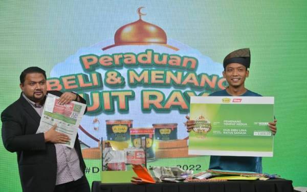 Airol Fadley (kiri) dan Mohd Shafiq Affandy (kanan) ketika membuat cabutan bertuah sekali gus mengumumkan pemenang hadiah utama pada acara Finale Peraduan Beli dan Menang Duit Raya Alzara 2022 yang disiarkan secara langsung di semua platform digital Sinar Harian pada Selasa. Foto: ASRIL ASWANDI