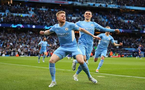 De Bruyne antara penjaring gol Manchester City dalam perlawanan di Stadium Etihad itu.