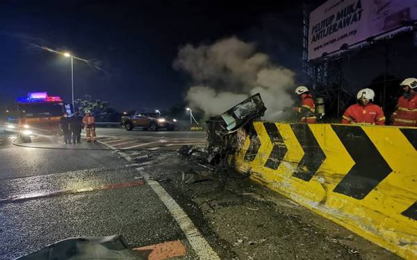 Kenderaan jenis Honda tersebut terputus dua selepas melanggar pembahagi jalan terbabit.