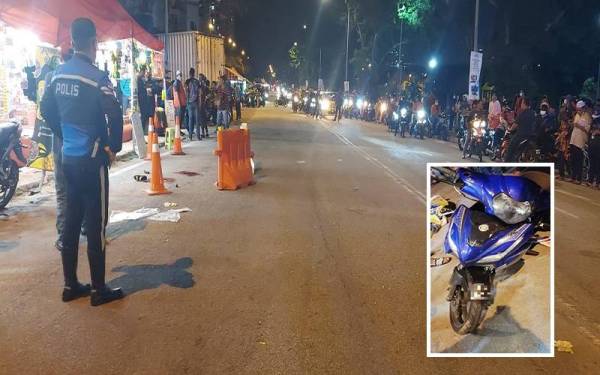 Dua beradik perempuan meninggal dunia di lokasi kejadian selepas terlibat kemalangan dengan sebuah lori di Taman Medan, Petaling Jaya pada Selasa. (Gambar Kecil : Keadaan motosikal dinaiki mangsa yang dikatakan hilang kawalan sebelum dilanggar lori berkenaan.)