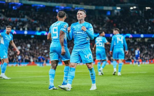 Foden (tengah) meraikan jaringannya ketika bantu City tewaskan Real di Stadium Etihad awal pagi tadi. Foto: Twitter Manchester City