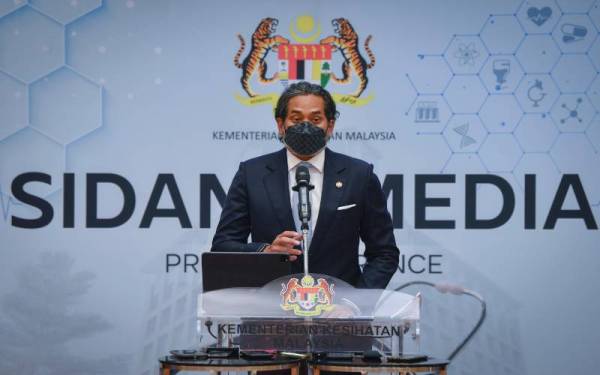 Menteri Kesihatan, Khairy Jamaluddin pada sidang media berhubung beberapa kelonggaran prosedur operasi standard (SOP) di Kementerian Kesihatan hari ini. - Foto Bernama