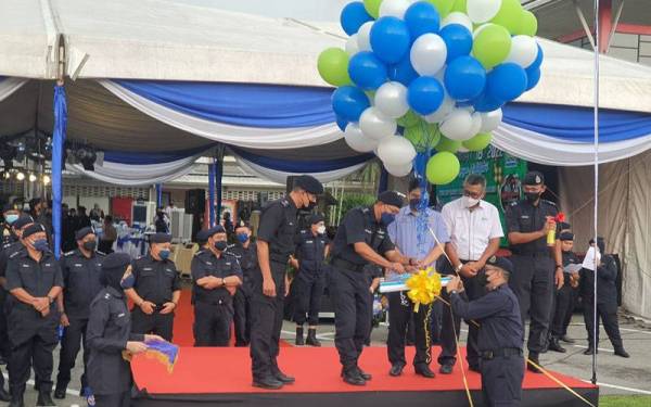 Arjunaidi ketika melancarkan Ops Selamat ke-18 peringkat IPK Selangor di RnR Dengkil arah selatan.