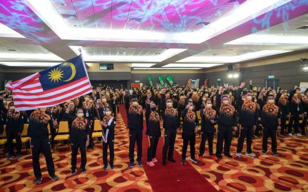 Ahmad Faizal dan para kontinjen negara melaungkan slogan 'Demi Malaysia' pada Majlis Penyerahan Jalur Gemilang kepada Kontinjen Malaysia ke Sukan SEA Hanoi di Majlis Sukan Negara (MSN) pada Rabu. - Foto Bernama 