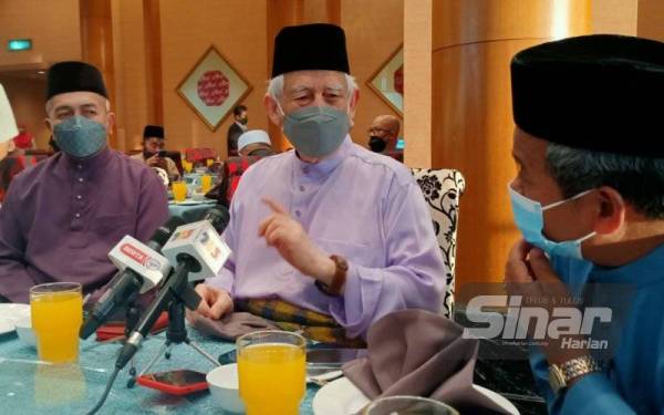 Kamarudin (tengah) bersama Nik Roslan (kiri) pada Majlis Berbuka Puasa Bersama Pengamal Media Kelantan pada Rabu.