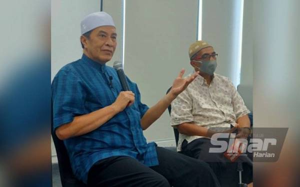 Husam (kiri) semasa majlis memperkenalkan Save Kelantan pada sesi dialog bersama pengamal media Kelantan.