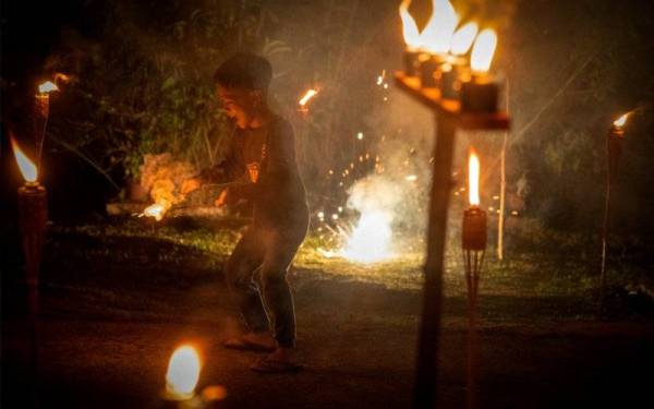 Kanak-kanak kelihatan gembira bermain bunga api di halaman rumah yang dihiasi pelita bagi memeriahkan lagi suasana malam-malam menjelang Hari Raya Aidilfitri di Kampung Tanjung Aru malam Rabu. - Foto Bernama
