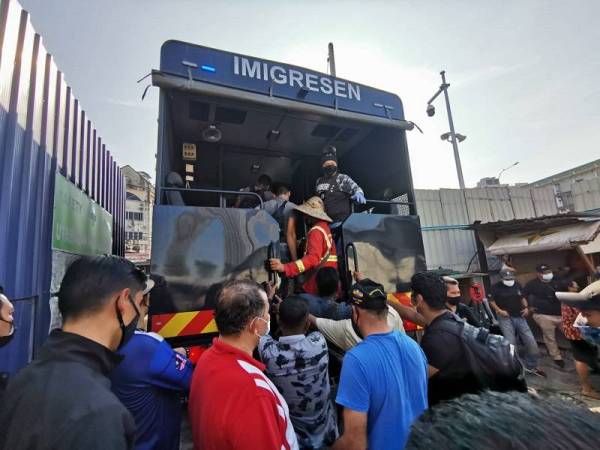 Imigresen menahan 248 PATI dalam Ops Belanja di sekitar Pasar Borong Selayang dan Pasar Borong Kuala Lumpur pada Khamis.