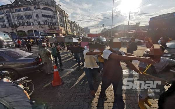 Imigresen melaksanakan Ops Belanja di sekitar Pasar Borong Selayang dan Pasar Borong Kuala Lumpur, pada Khamis.