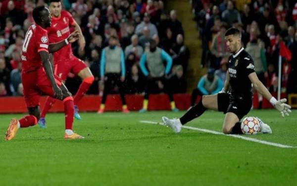 Sadio Mane berjaya menewaskan penjaga gol Villareal untuk gol kemenangan pasukan The Reds pada aksi separuh akhir pertama Liga Juara-Juara di Anfiled, Rabu lalu. - Foto Getty Images