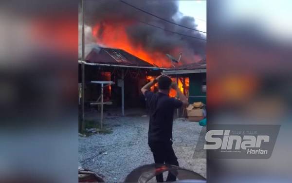 Api marak membakar sembilan rumah di Berek 12, Kota Bharu.