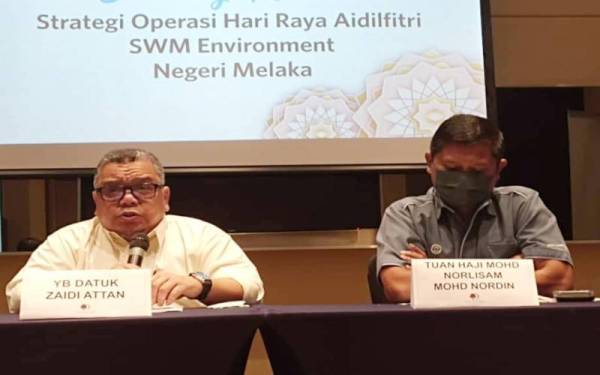 Zaidi (kiri) ketika sidang akhbar Pelan Strategi Operasi Sempena Aidilfitri 2022 di Banda Hilir, pada Khamis.