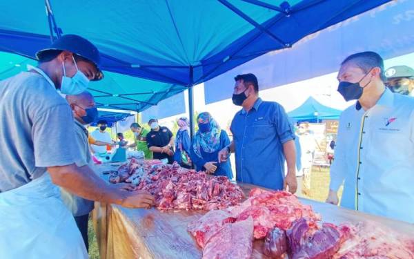 Khairul Shahril (dua dari kanan) bersama Dr Ahmad Shafri dan Pengarah Pertanian Perak, Norsiyenti Othman meninjau jualan daging segar sempena program Pasar Daging Jualan Tanggungjawab Sosial Korporat (CSR) Kluster Padang Ragut Daerah Perak Tengah di Tapak Bandar Universiti pada Khamis.