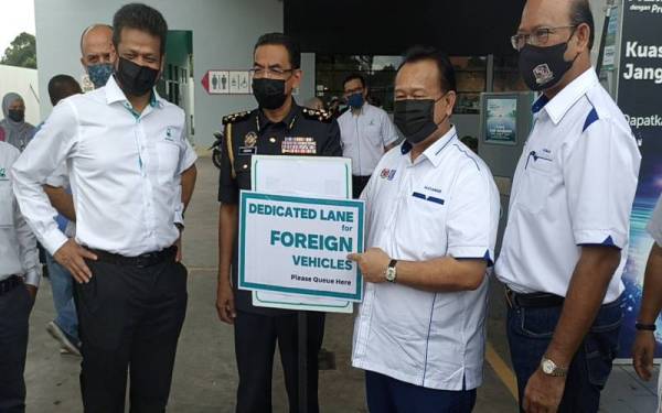 Alexander ( dua, kiri) ketika lawatan ke sebuah stesen minyak di Jalan Lingkaran Dalam Johor Bahru, pada Khamis.