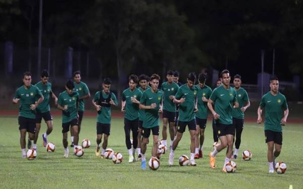 Hadi Fayyadh bersama para pemain Harimau Muda ketika menjalani sesi latihan di Kompleks Sukan INSPEN Bangi.