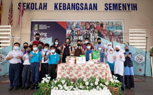 Yayasan SP Setia mengagihkan bakul makanan di Sekolah Kebangsaan Semenyih.