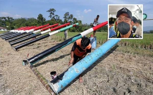 Dentuman meriam besi merupakan cara unik penduduk Kampung Talang. Foto: Effeny Rashid/BERITA HARIAN . (Gambar Kecil : Omar Bakhtiar)