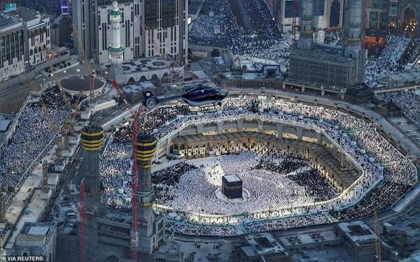 Lebih dua juta umat Islam menunaikan solat sunat qiyamullail di Masjidil Haram, Makkah pada malam Rabu lalu yang merupakan hari ke-27 Ramadan pada tahun ini.