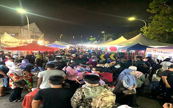 Keadaan sesak di Bazar Aidilfitri Dataran Senawang