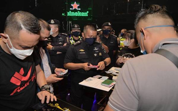 Kamarul Zaman (tengah) ketika mengetuai serbuan di sebuah pusat pusat hiburan di Jalan Ibrahim Sultan, 2 pagi tadi. Seramai 145 pengunjung dikompaun dalam serbuan itu kerana melanggar prosedur operasi standard (SOP) Pelan Pemulihan Negara (PPN) Fasa 4. Foto Bernama