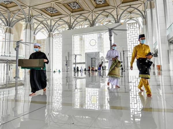 Majlis Agama Islam dan Adat Istiadat Melayu Perlis (MAIPs) membenarkan jemaah solat, termasuk solat sunat Aidilfitri nanti, untuk bersalaman. Foto hiasan