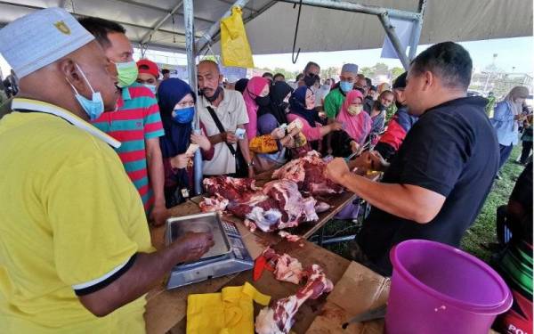 Orang ramai mendapatkan ikan dan ayam serta beberapa barangan lain pada harga rendah sempena Program Jualan Keluarga Malaysia (PJKM) yang diadakan pada Jumaat.