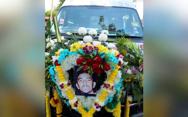 Kenderaan yang membawa jasad Nagaenthran Dharmalingam untuk disemadikan di Tanah Perkuburan Hindu Buntong di kediamannya di Taman Indah Tanjung Rambutan hari ini. - Foto Bernama