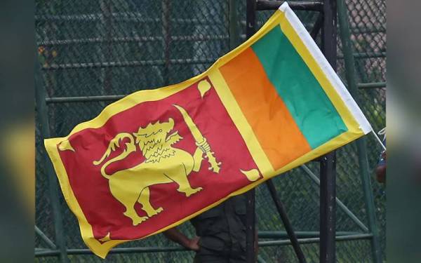 Sri Lanka berdepan krisis ekonomi disebabkan kekurangan mata wang asing dan negara itu telah menghentikan pembayaran balik hutang luar negara pada 12 April. - Foto AFP