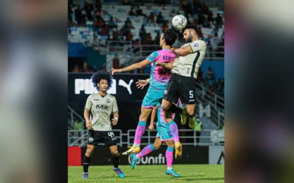 Aksi antara Selangor FC dan Sri Pahang di Stadium MBPJ sebentar tadi. - Foto FB Selangor FC