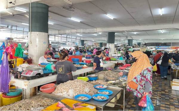 Orang ramai mula membeli barangan basah sebagai persiapan akhir untuk menyambut Hari Raya Aidilfitri.