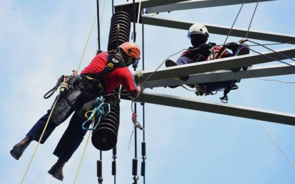 Penugasan secara giliran dan tunggu sedia itu merangkumi stesen-stesen janakuasa, pusat kawalan dan seluruh rantaian perkhidmatan termasuk grid dan pencawang bagi memastikan kelancaran penghantaran dan pembahagian bekalan elektrik di samping siap siaga perkhidmatan pelanggannya.